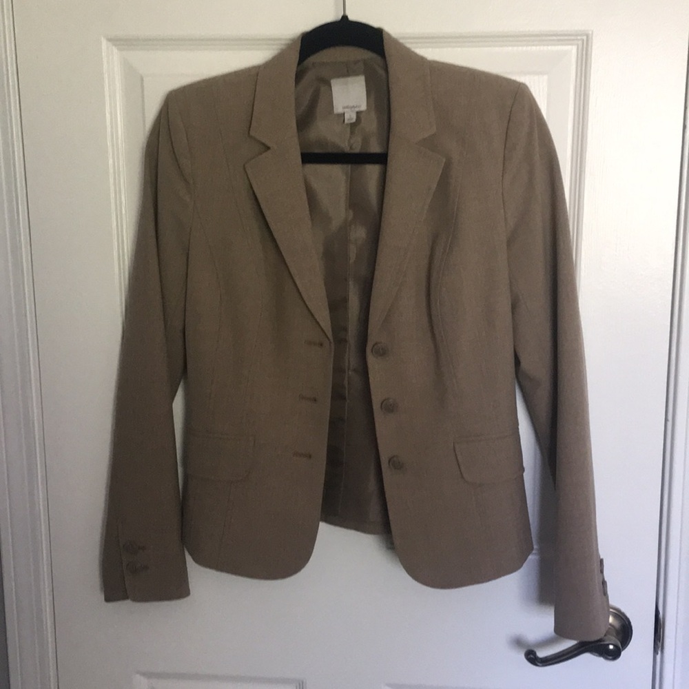 Great condition ladies blazer. Cute for office or with jeans.